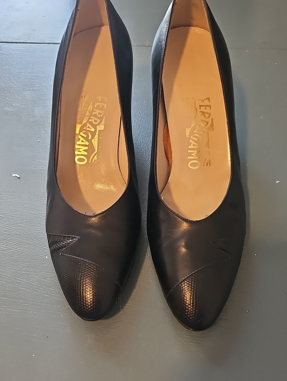 Salvatore Ferragamo Textured Cap Toe Pumps Womens Size 8.5 Black Leather Vintage